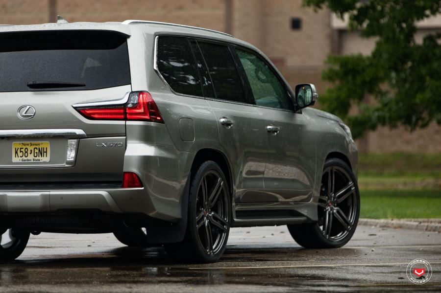 Детали экстерьера Lexus LX570 on Vossen Wheels (HC-1) 2017 года  (фото 30 из 43)